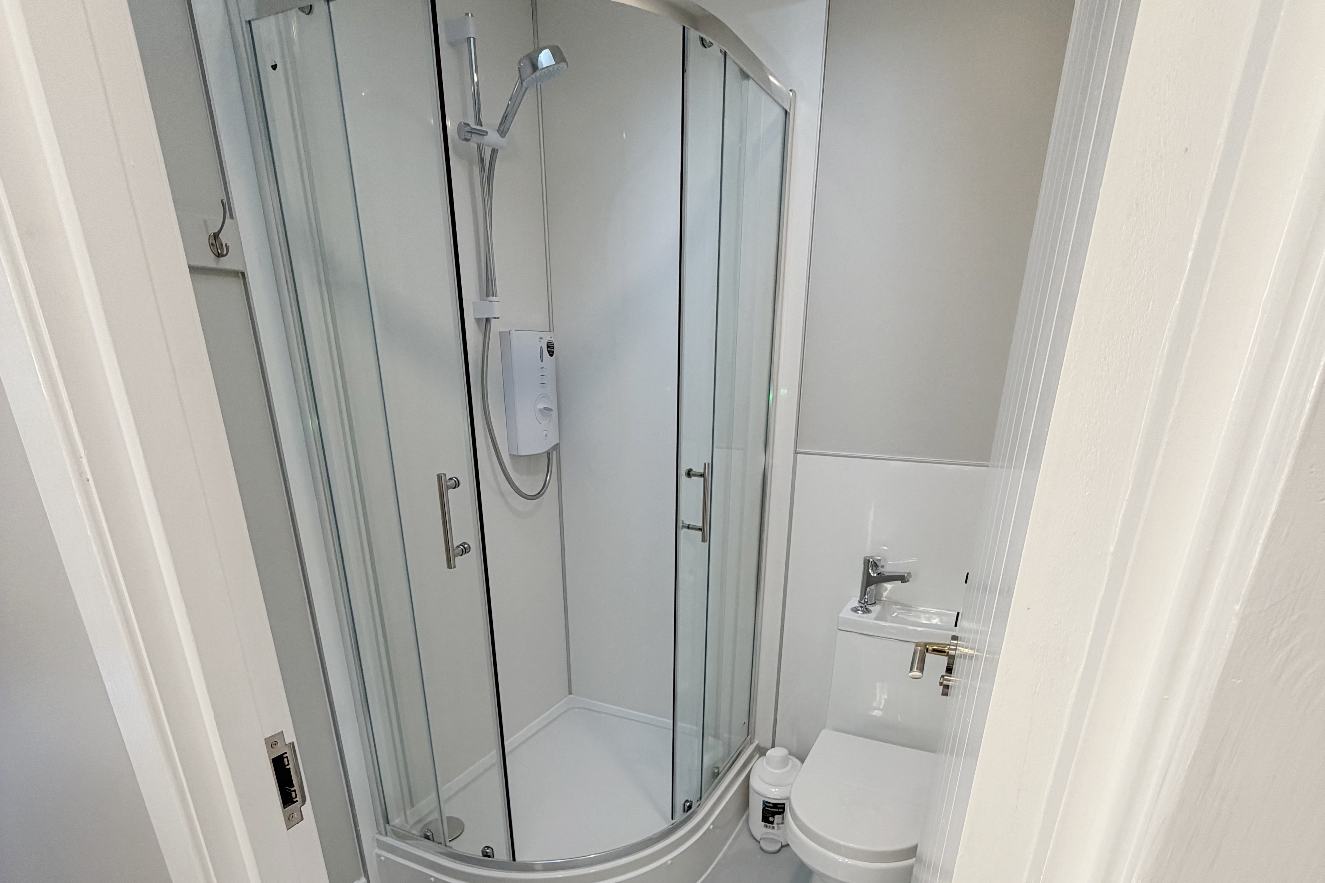 Shared shower room, toilet at Hopetoun Bothy